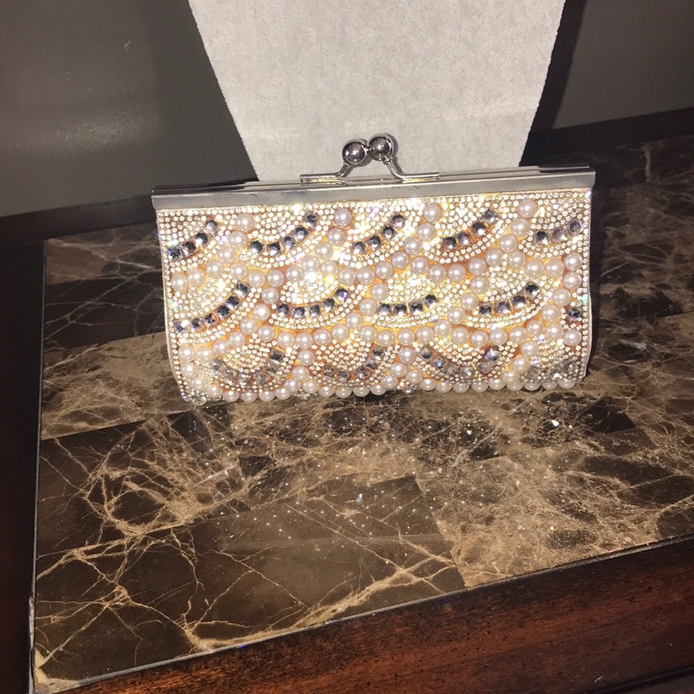 🆕 Gorgeous Rhinestone and Pearl evening clutch.